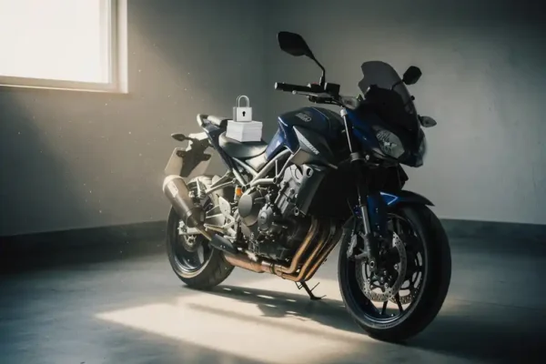 Moto garée dans un garage, cadenas posé sur le siège près d'un document d'assurance plié, lumière naturelle tamisée.