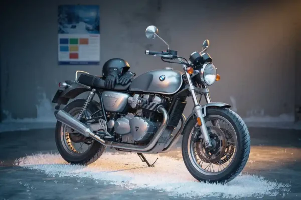 Motorfiets gestald in winterse garage met rijp op betonvloer, helm en leren handschoenen op zadel, sfeervol amberkleurig licht.