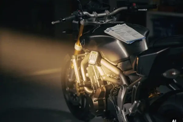 Motorfiets in donkere garage met zichtbaar alarmsysteem op het frame en verzekeringsdocumenten op de brandstoftank.
